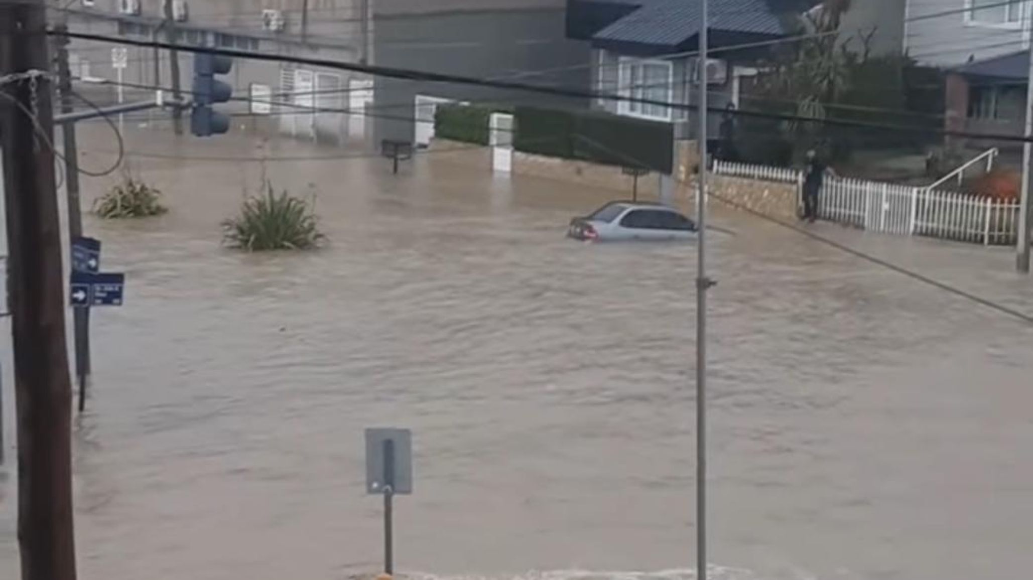Temporal de lluvia en Comodoro: calles anegadas y colectivos suspendidos