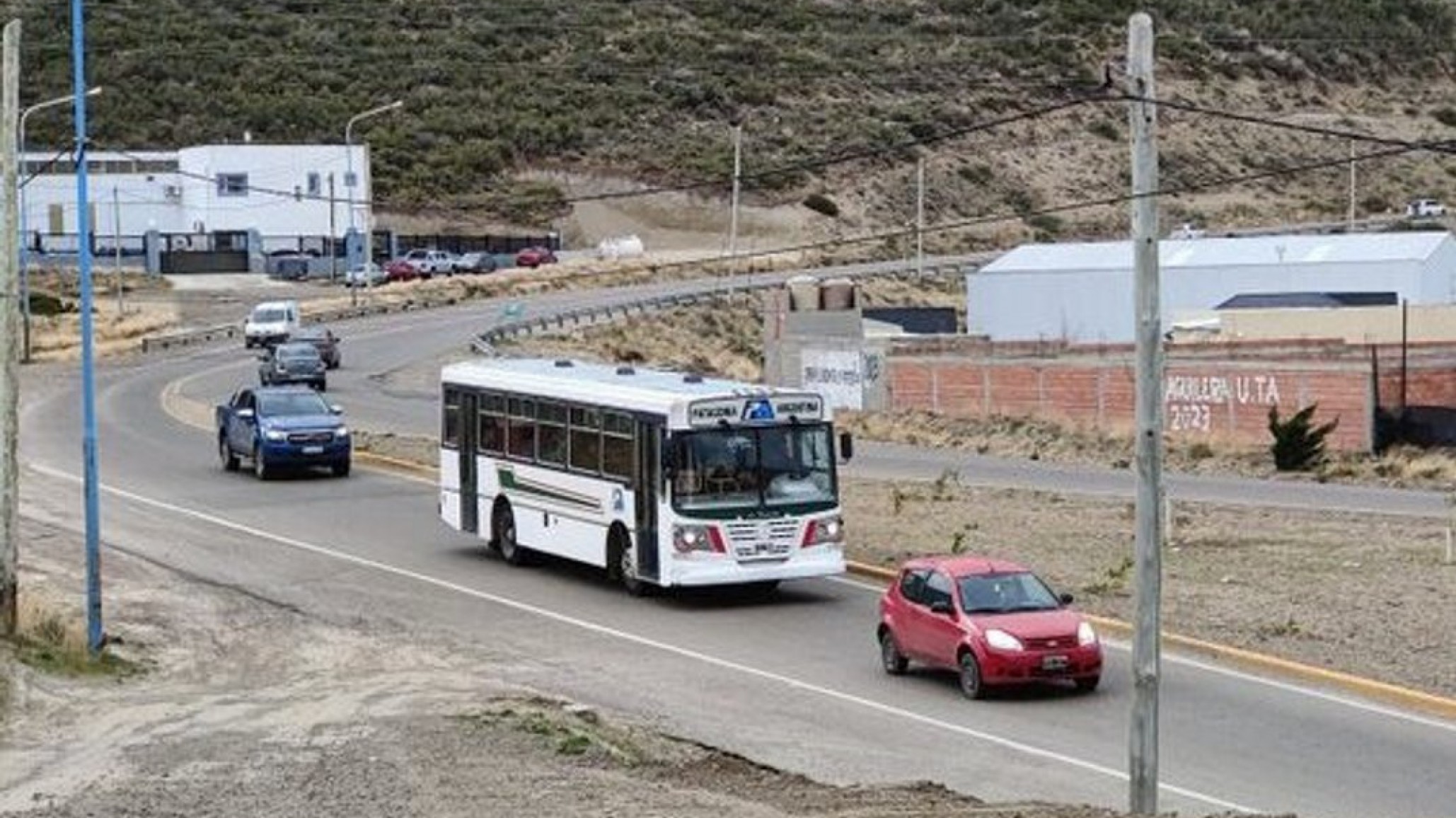 Rehabilitan avenidas clave y caminos en Comodoro