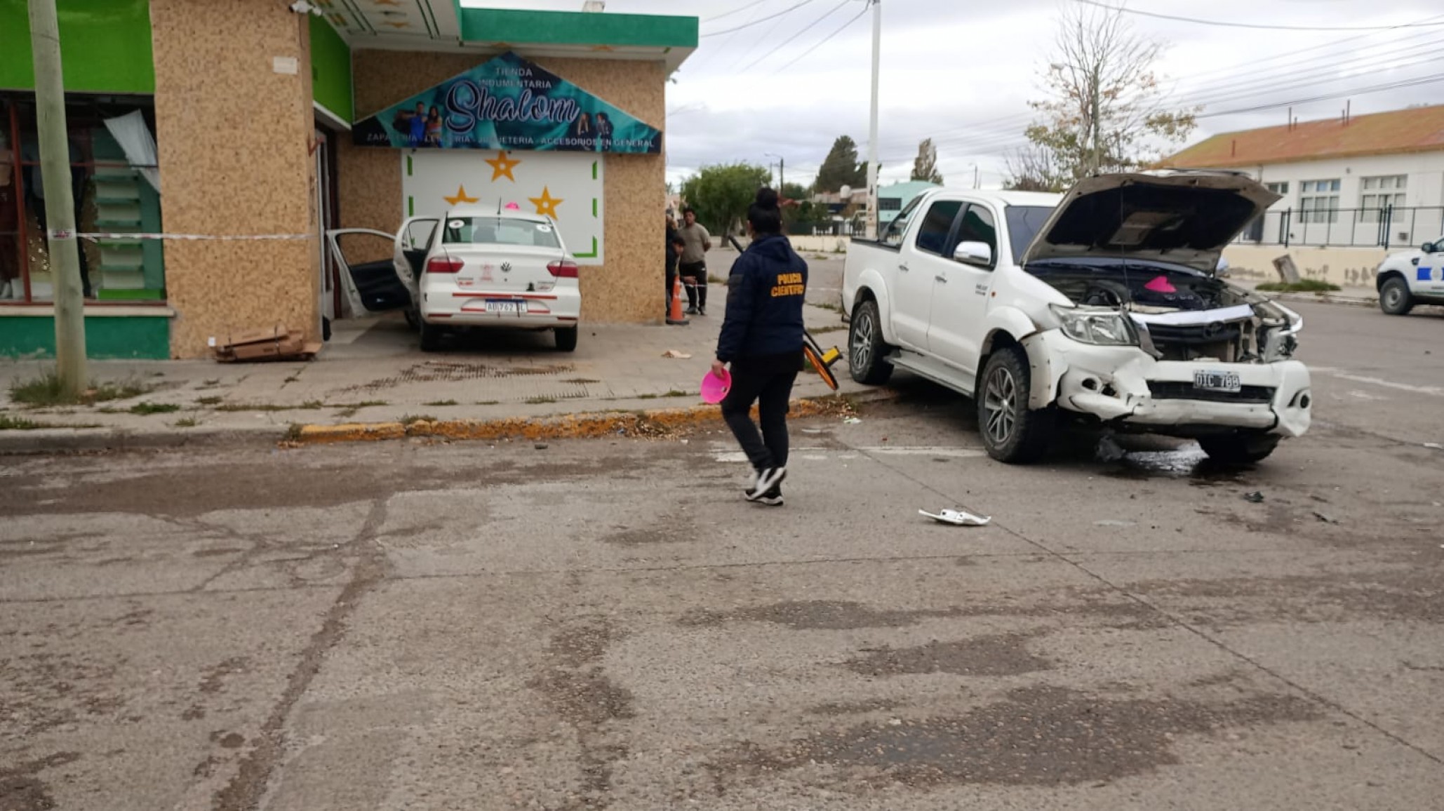 Una camioneta chocó a un remisero en Sarmiento y lo trasladaron de urgencia a Comodoro