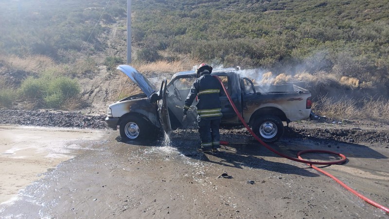 Incendio vehicular en camino Roque González