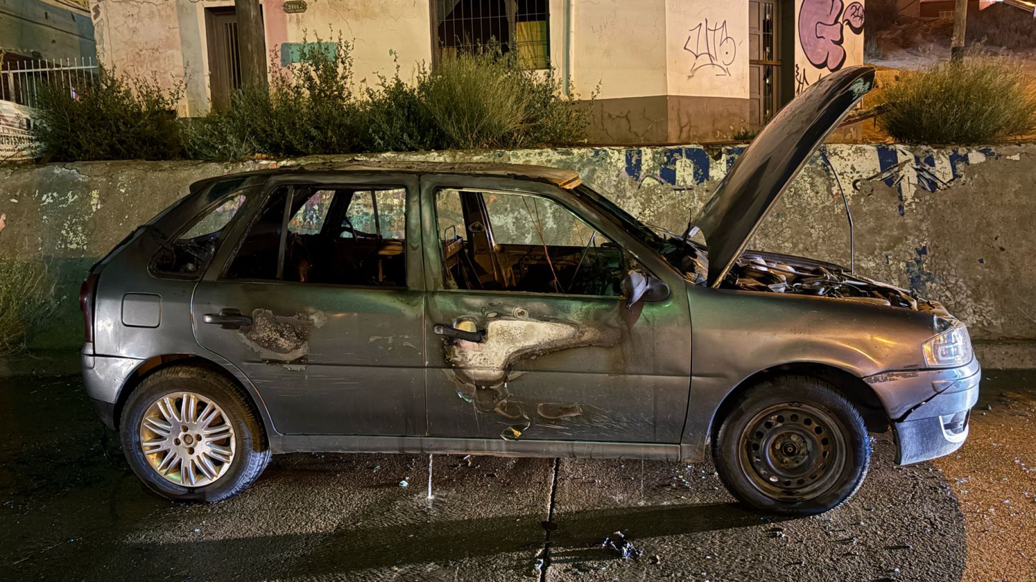 Investigan el incendio de un vehículo robado: lo sustrajeron y apareció en llamas