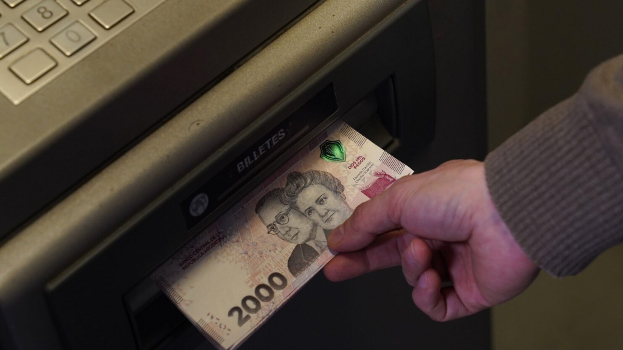 Retirar efectivo de cajeros automáticos podría costar hasta $5000 a partir de mayo