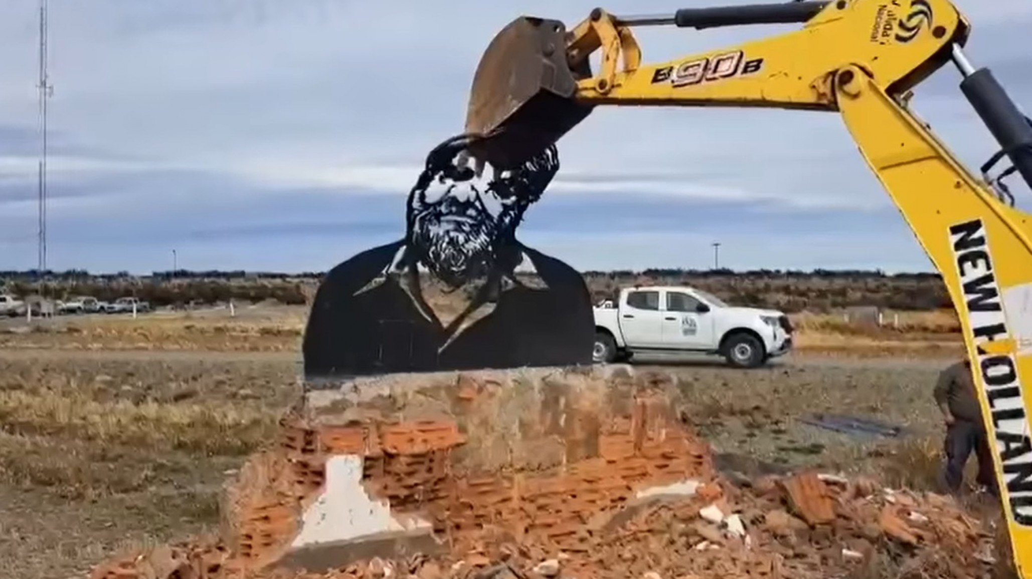 Santa Cruz: Quitaron el monumento a Osvaldo Bayer, autor de "La Patagonia Rebelde" un día después del 24M