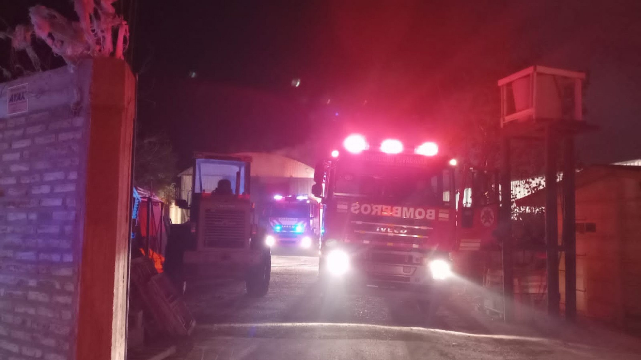Incendio en galpón de empresa constructora de viviendas: más de 30 bomberos y 8 dotaciones trabajaron en el lugar