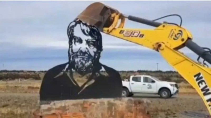 Pablo Grasso repudió la destrucción del monumento a Osvaldo Bayer en Río Gallegos: "Quieren tapar nuestra historia"