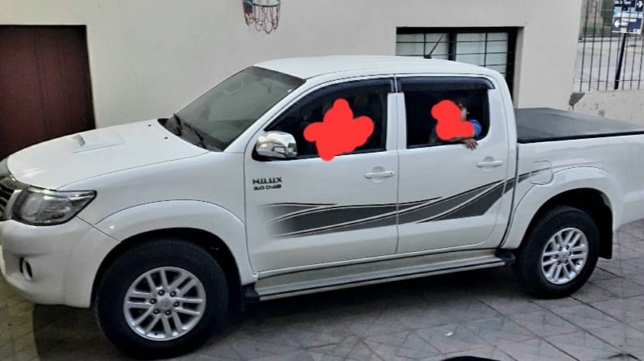 Robaron una Toyota Hilux en Av. Kennedy y El Patagónico