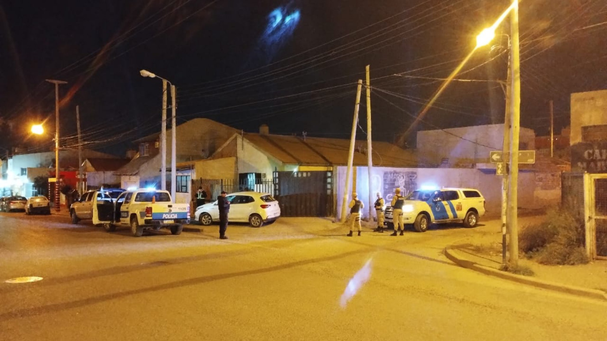 Los agarraron con las manos en la masa: intentaban robar un auto en Avenida Polonia