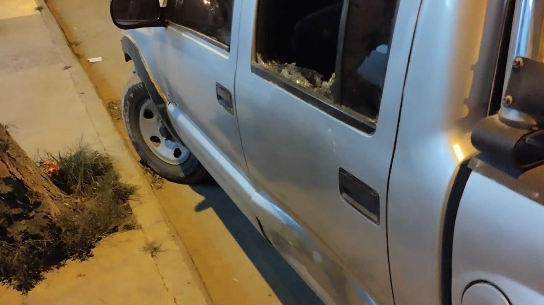 Vecinos detuvieron a un hombre que rompió el vidrio de una camioneta en pleno centro
