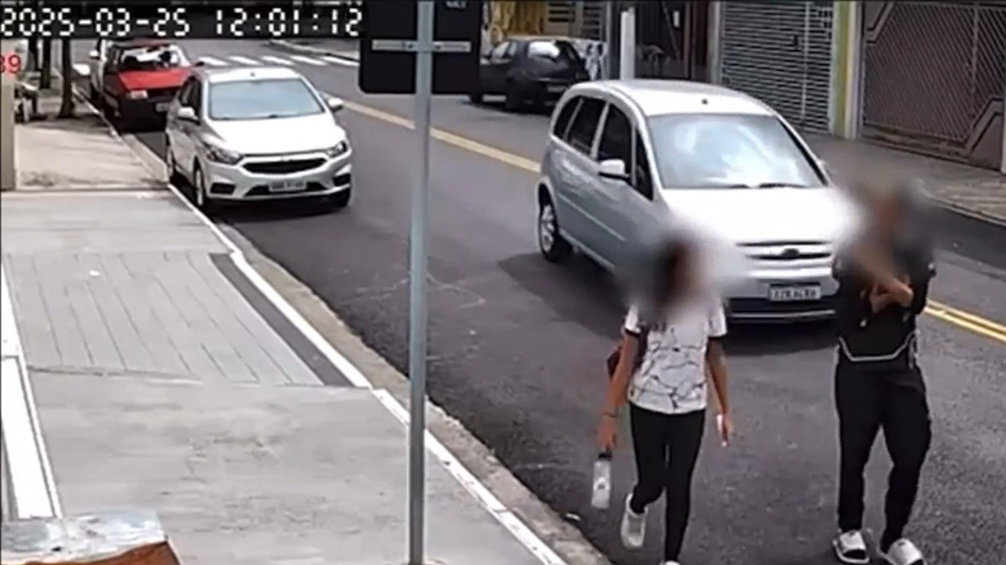 Brasil: Un papá atropelló a un adolescente de 14 años por una pelea con su hijo en la escuela