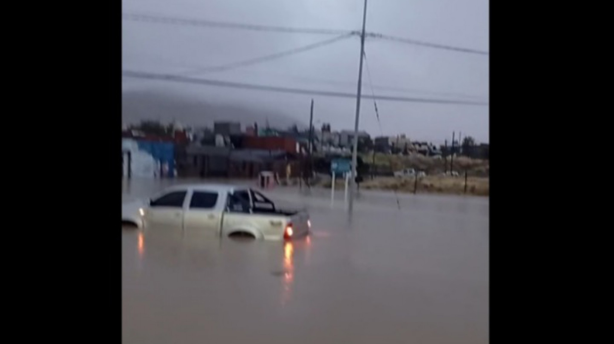 Otro fin de semana de lluvias en Comodoro: calles anegadas y transporte afectado