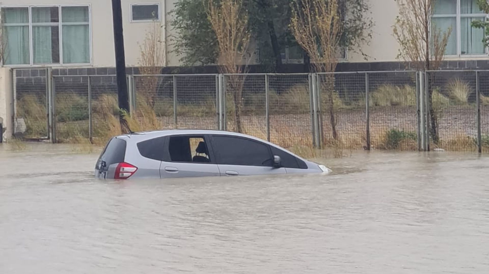 Choferes de Patagonia rescataron a una mujer atrapada en su auto durante la tormenta en Comodoro