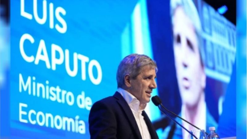 Caputo descarta una corrida cambiaria y asegura que el dólar "no se va a disparar"