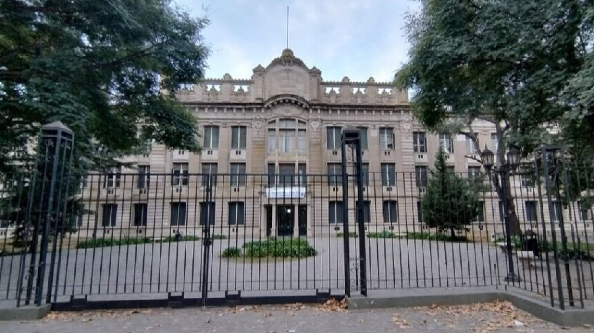 El Colegio Nacional de La Plata emitió un comunicado tras el intento de suicidio de una alumna