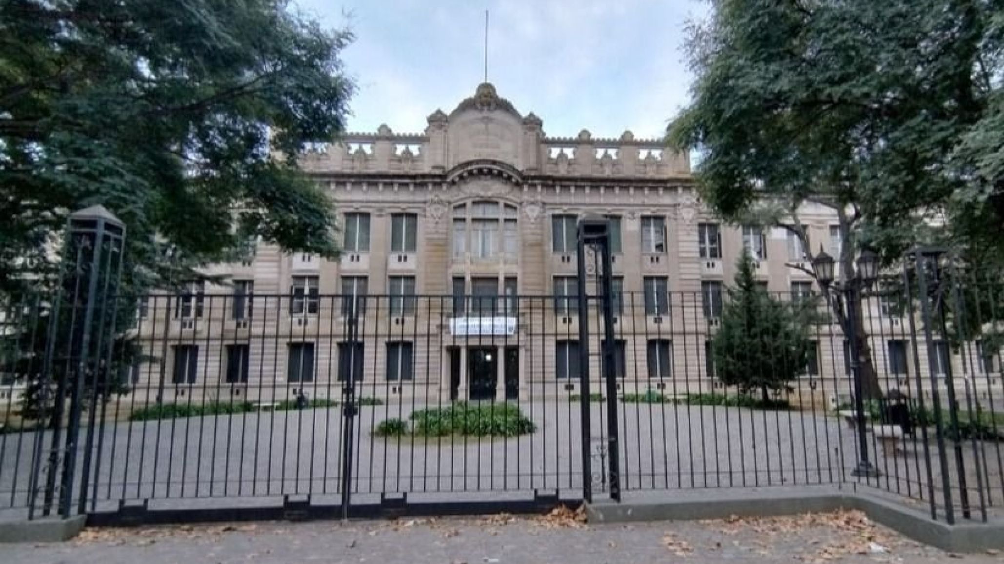 El Colegio Nacional de La Plata emitió un comunicado tras el intento de suicidio de una alumna