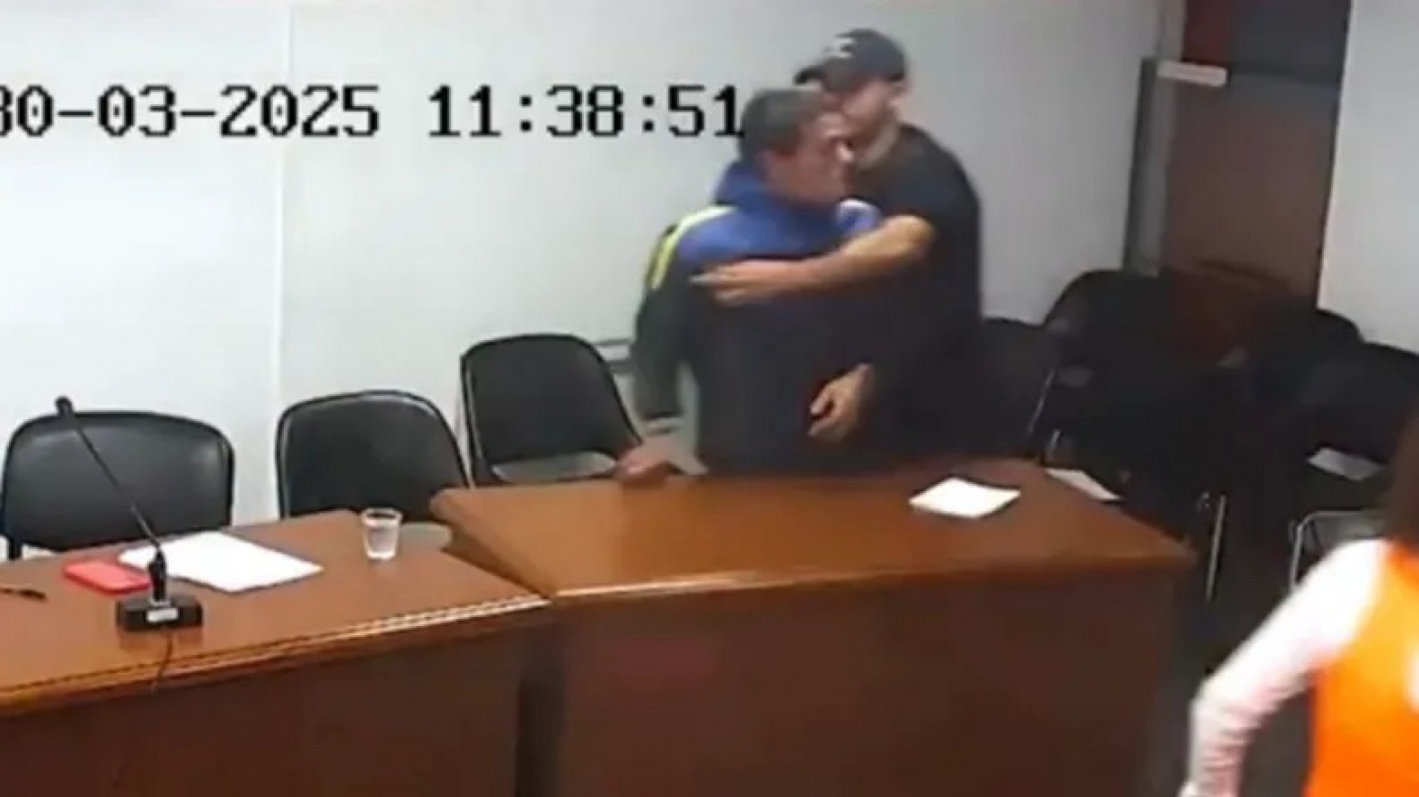 Río Negro: Un preso agredió a un juez, le arrojó un micrófono y le fracturó un dedo