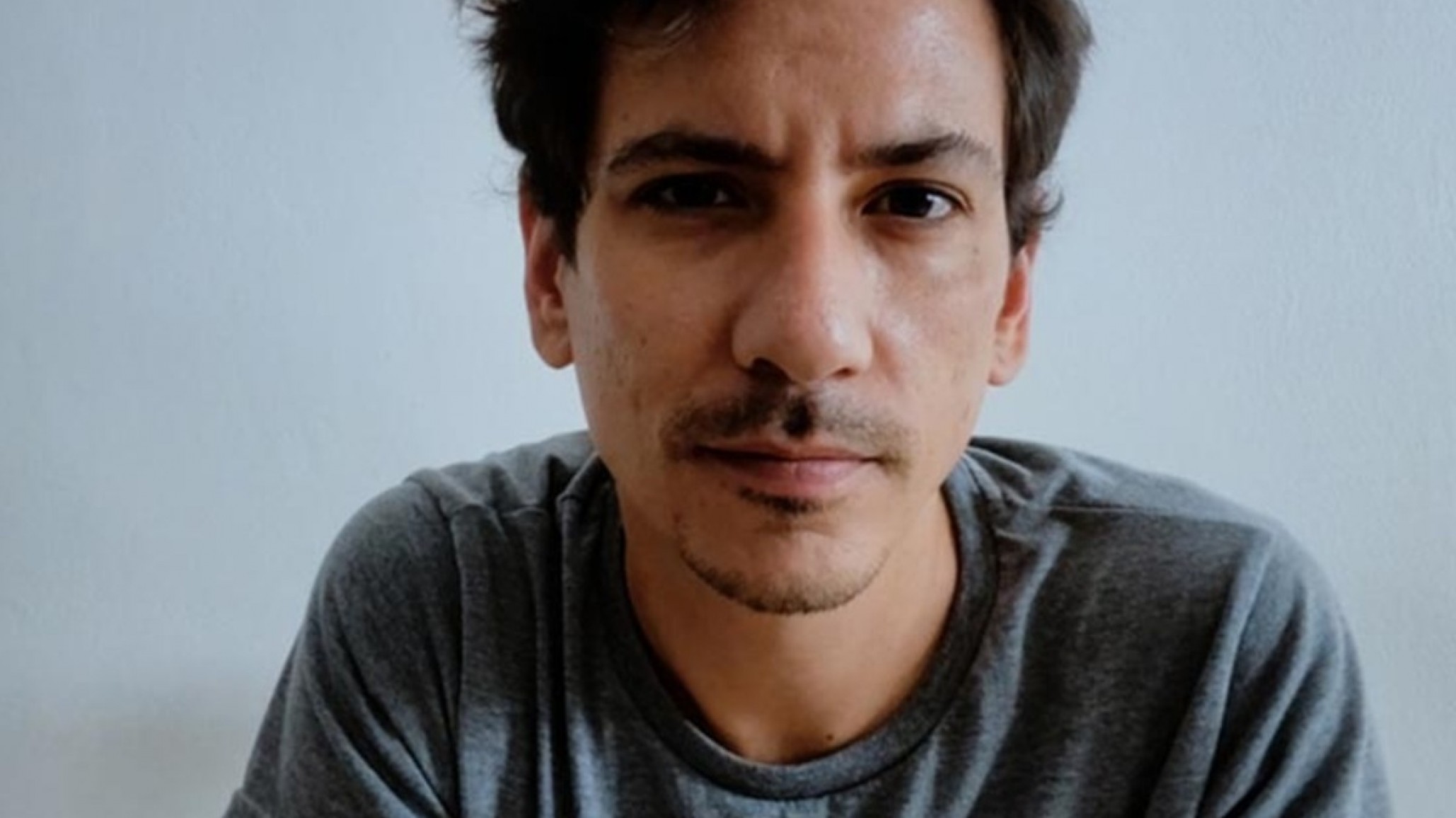 Juan Solá se presenta en Comodoro: "hay que volver a tener conversaciones incómodas y contrarrestar el odio"