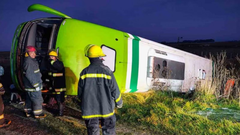 Un micro que partió de Caleta Olivia volcó en General La Madrid: cinco muertos y 29 heridos