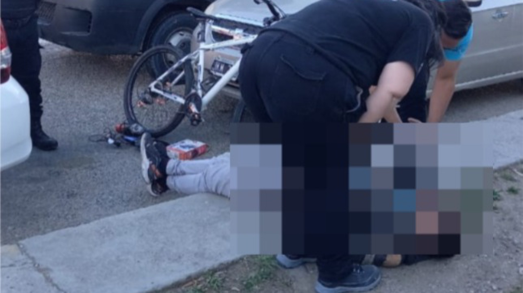 Ciclista cayó por la calzada mojada en barrio 30 de Octubre