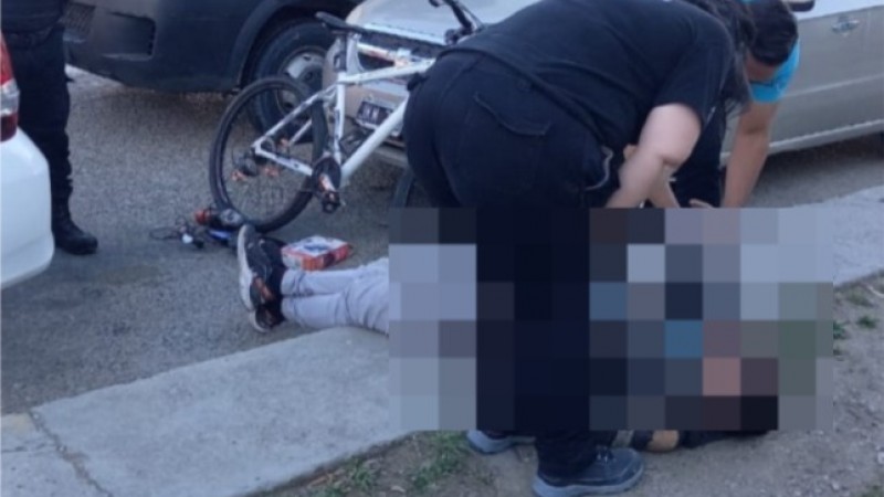 Ciclista cayó por la calzada mojada en barrio 30 de Octubre