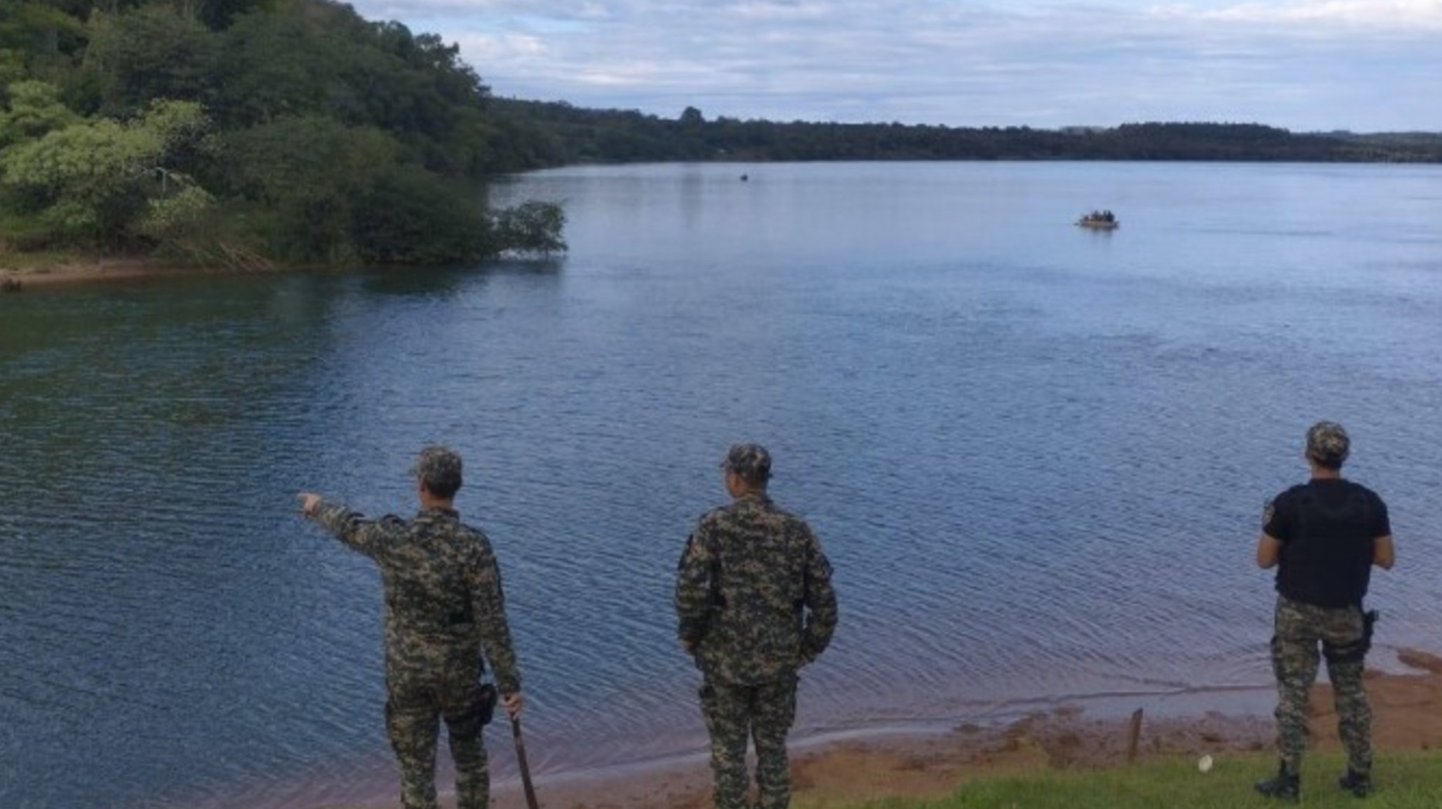 Una familia intentó cruzar a Paraguay en canoa y una nena de 4 años murió ahogada: buscan a su padre
