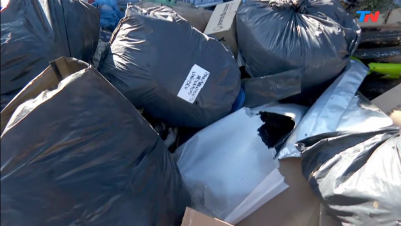 Reconoció en un basurero sus donaciones de ropa para Bahía Blanca: "Es un horror"