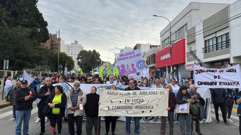 Multitudinaria marcha de jubilados acompañados por gremios de la CGT y la CTA