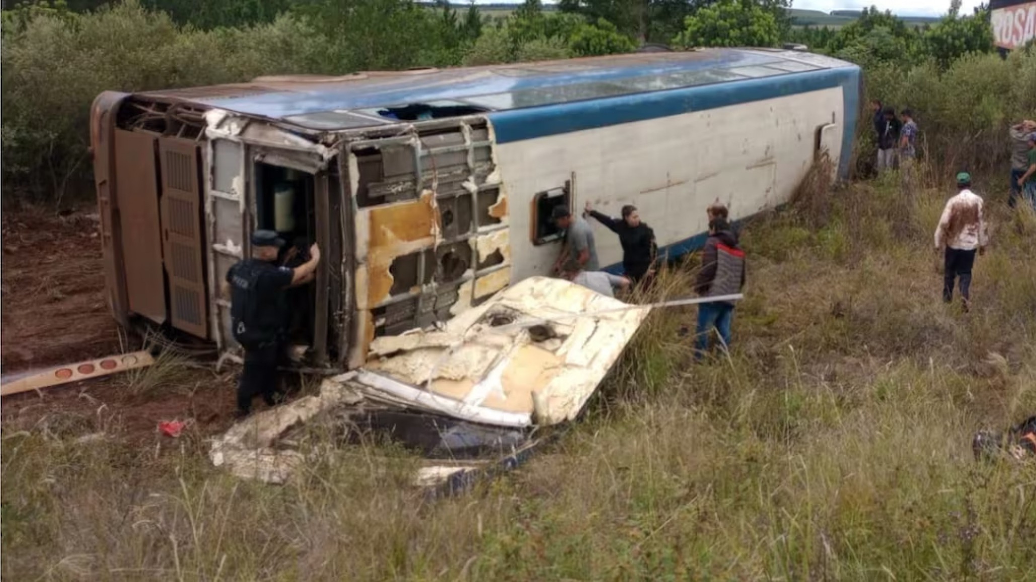 Tragedia en Misiones: un micro volcó en la Ruta 14 y dejó siete muertos