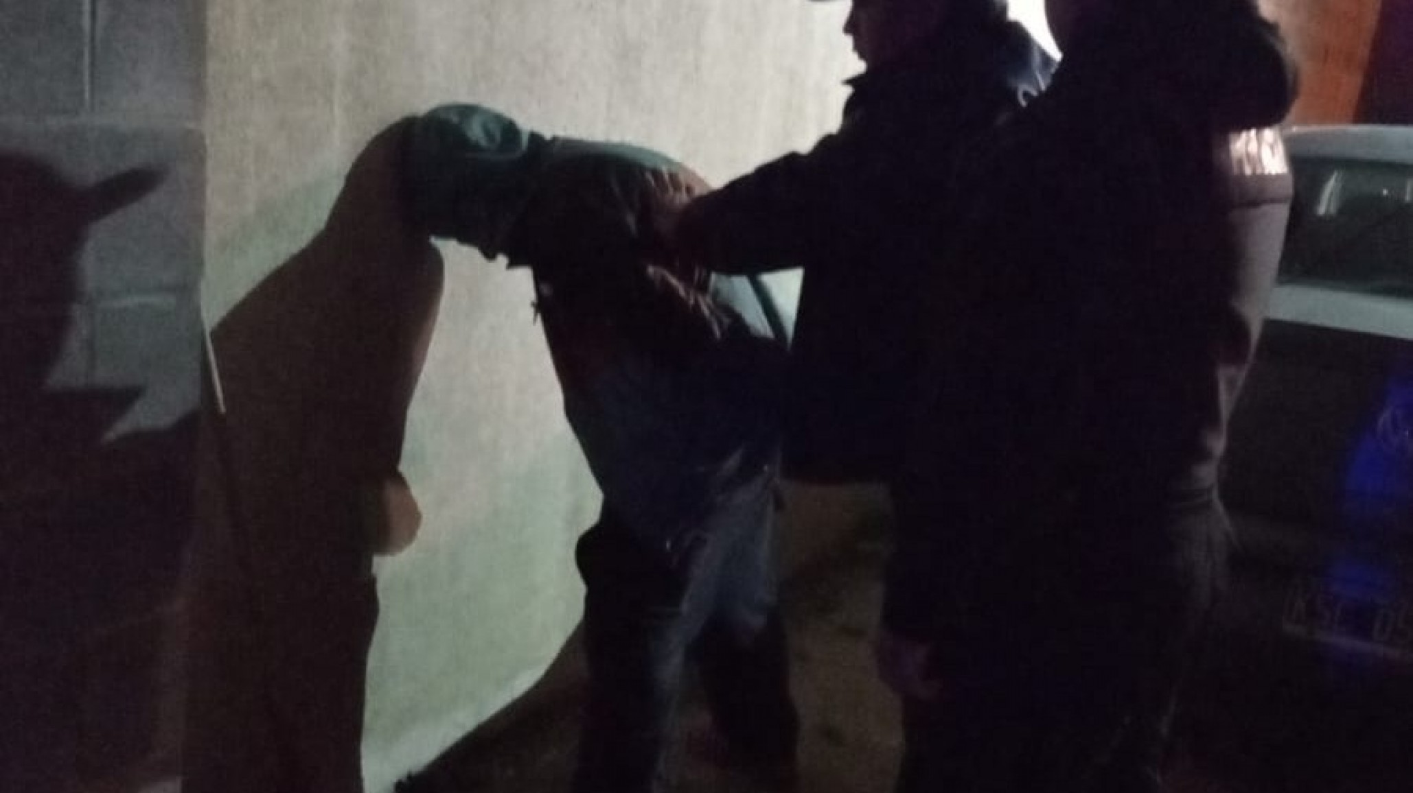 Forzó una ventana para entrar en una casa, lo descubrieron y se escondió en el baño