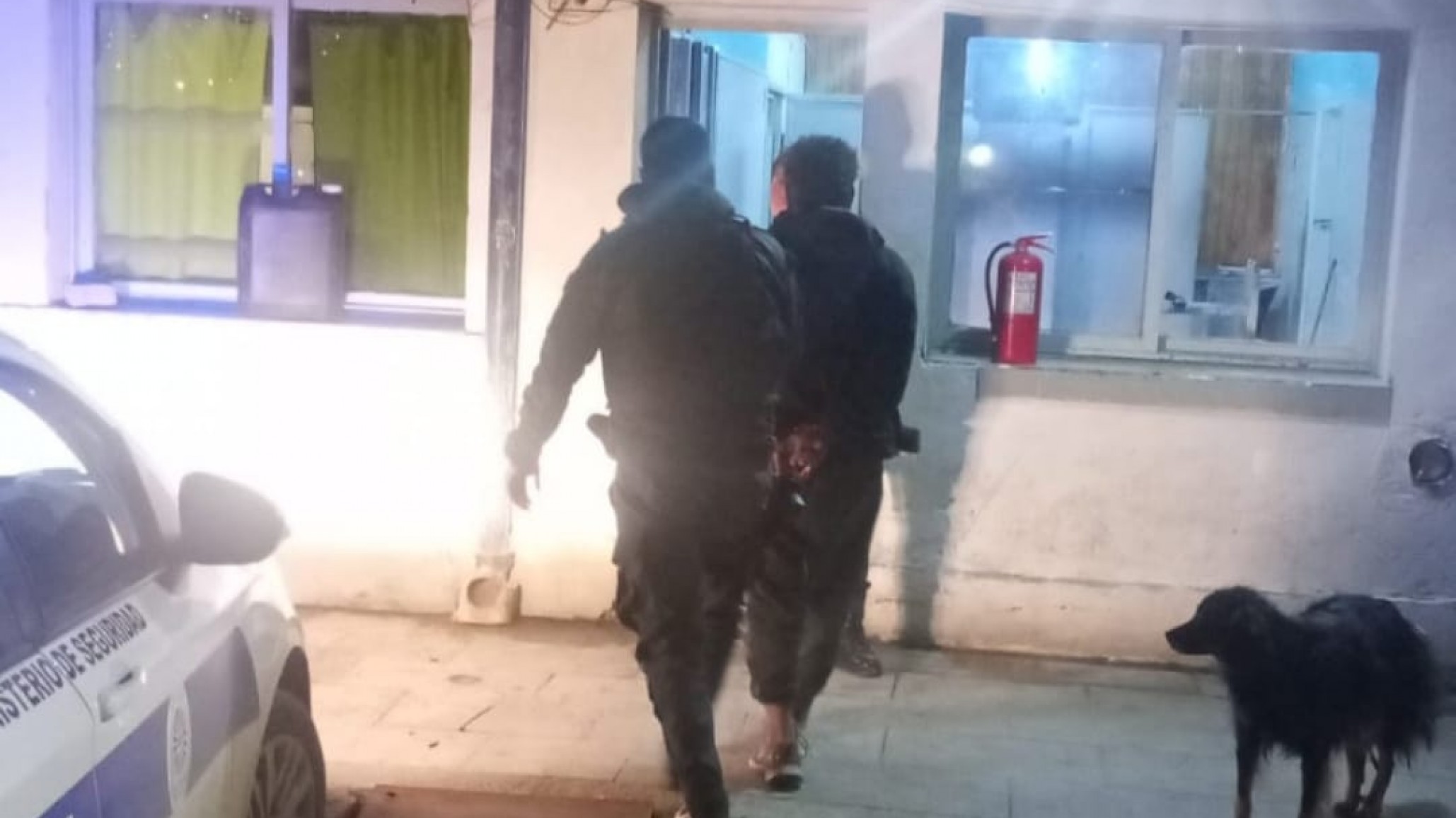 Un ladrón le puso un cuchillo en el cuello para robarle y fue reducido por vecinos