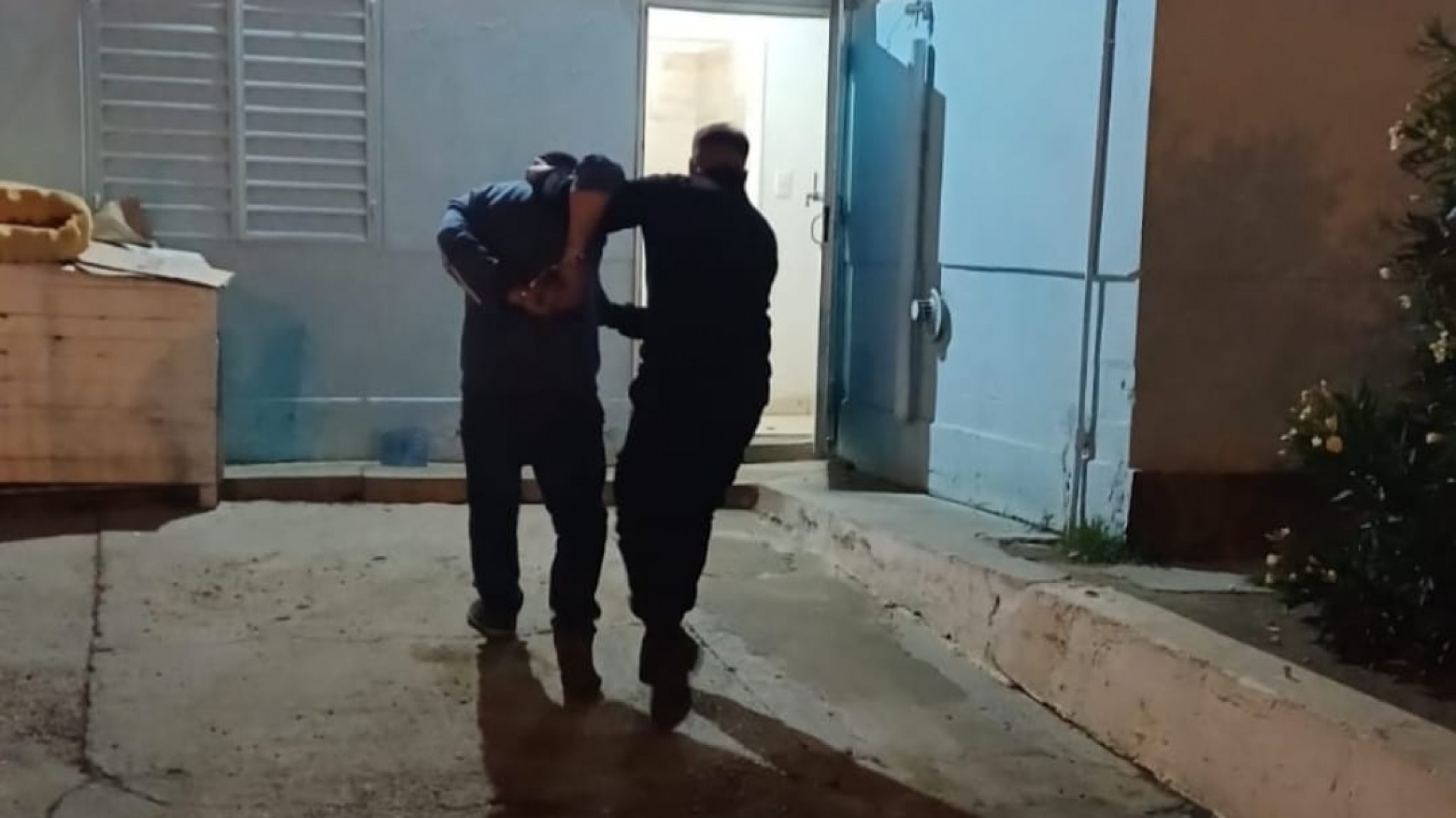 Lo agarraron in fraganti rompiendo un auto en el Barrio Moure