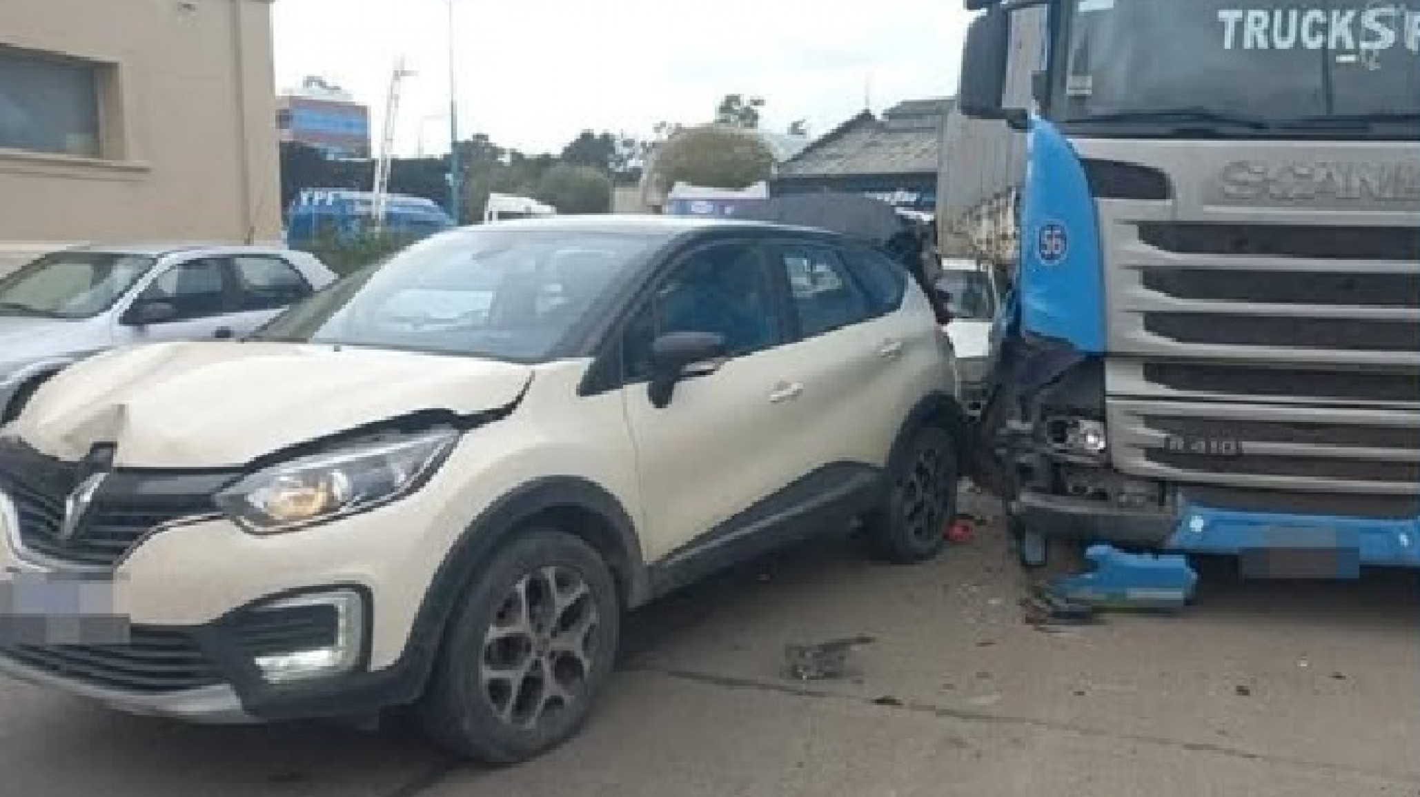 Choque en cadena en pleno centro de Comodoro: Un camión embistió vehículos estacionados