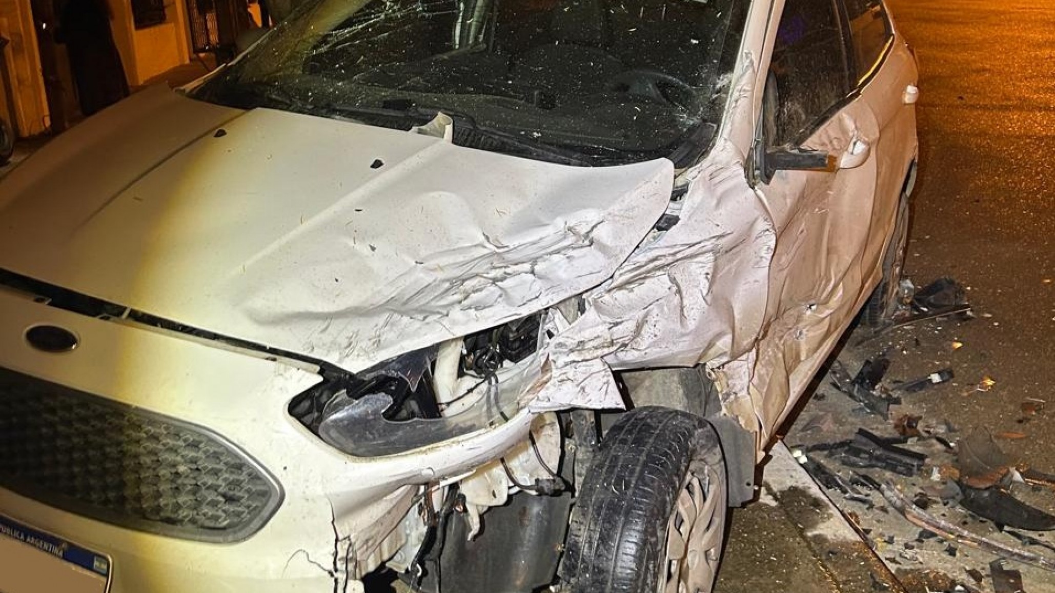 Una camioneta impactó contra un auto estacionado en Rada Tilly