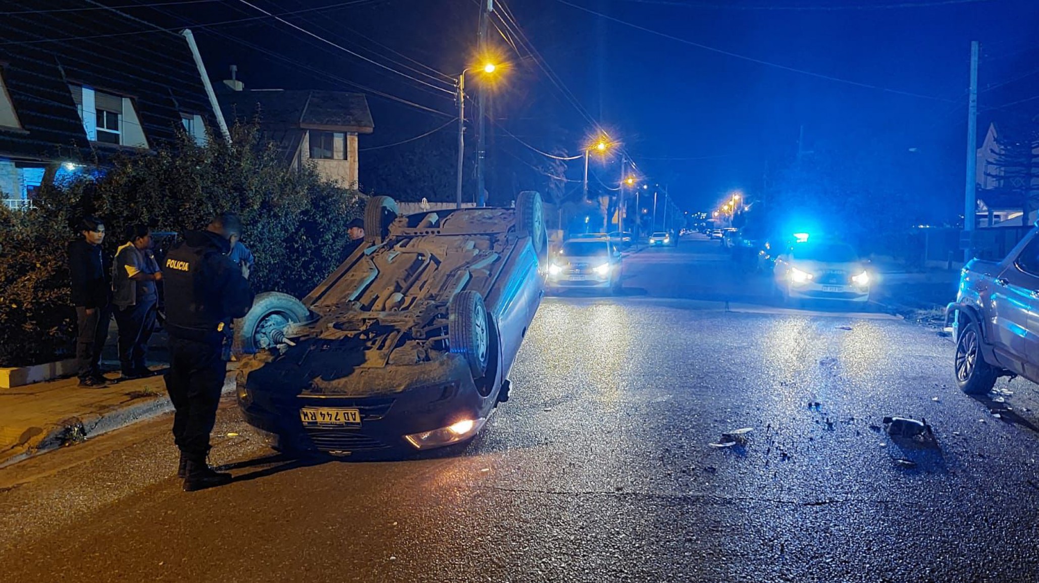 Una joven volcó tras chocar un auto estacionado en el barrio Pueyrredón