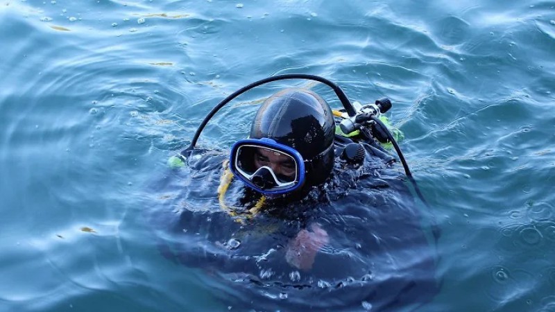 Encontraron sin vida a un buzo en una playa cerca de Puerto Lobos