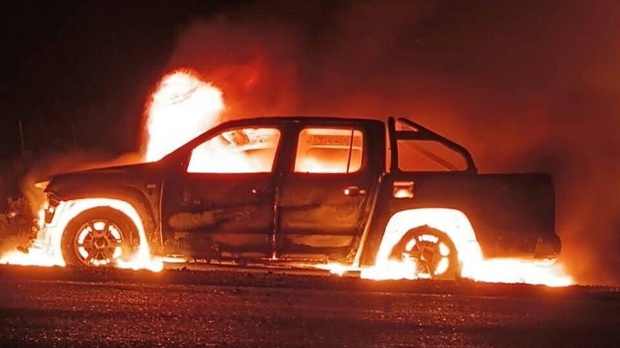 Dos comodorenses iban rumbo a Mendoza y se les prendió fuego la camioneta en la Ruta 251
