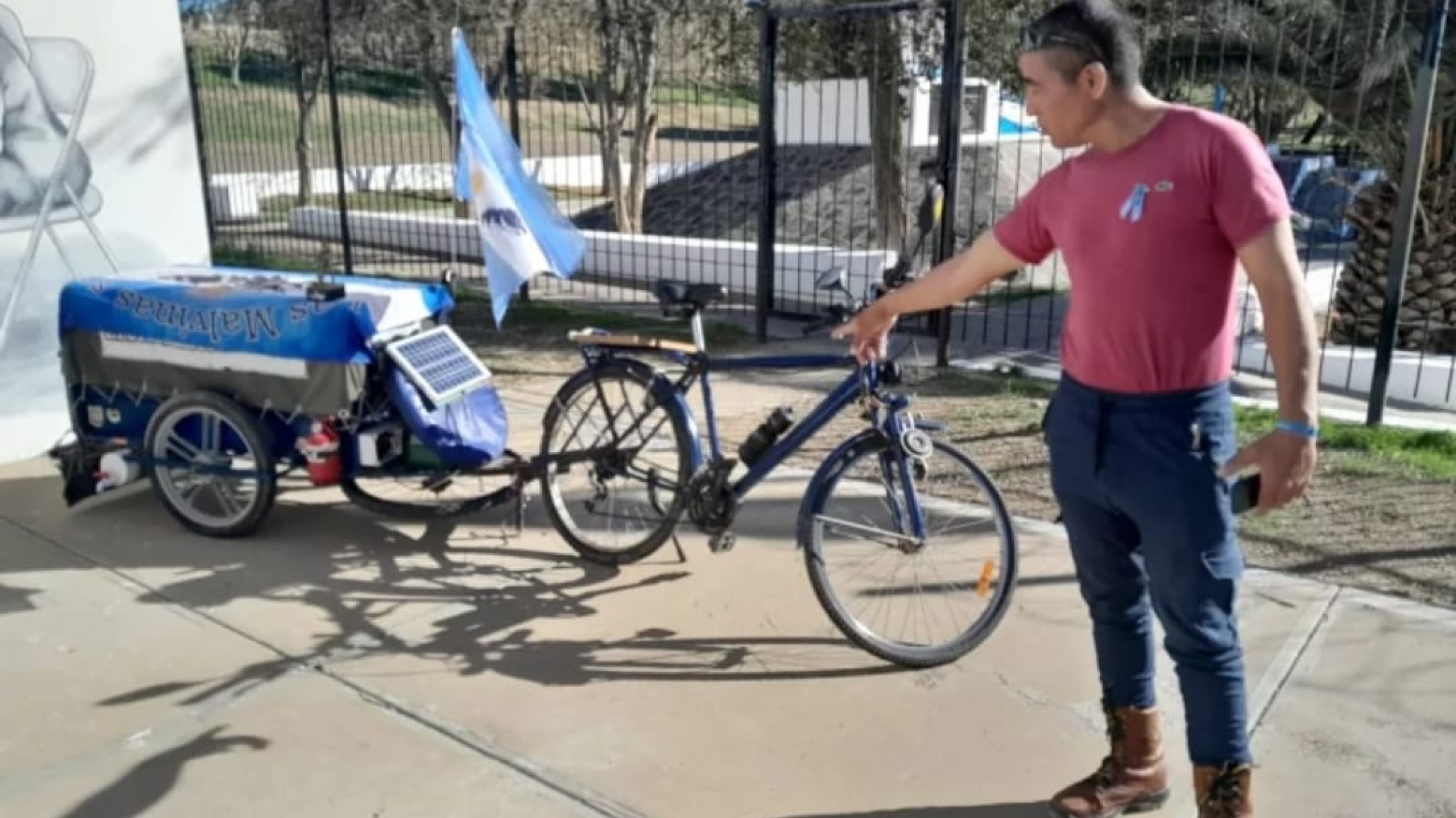 En bicicleta solar y con la bandera en alto: Víctor recorre el país en honor a Malvinas