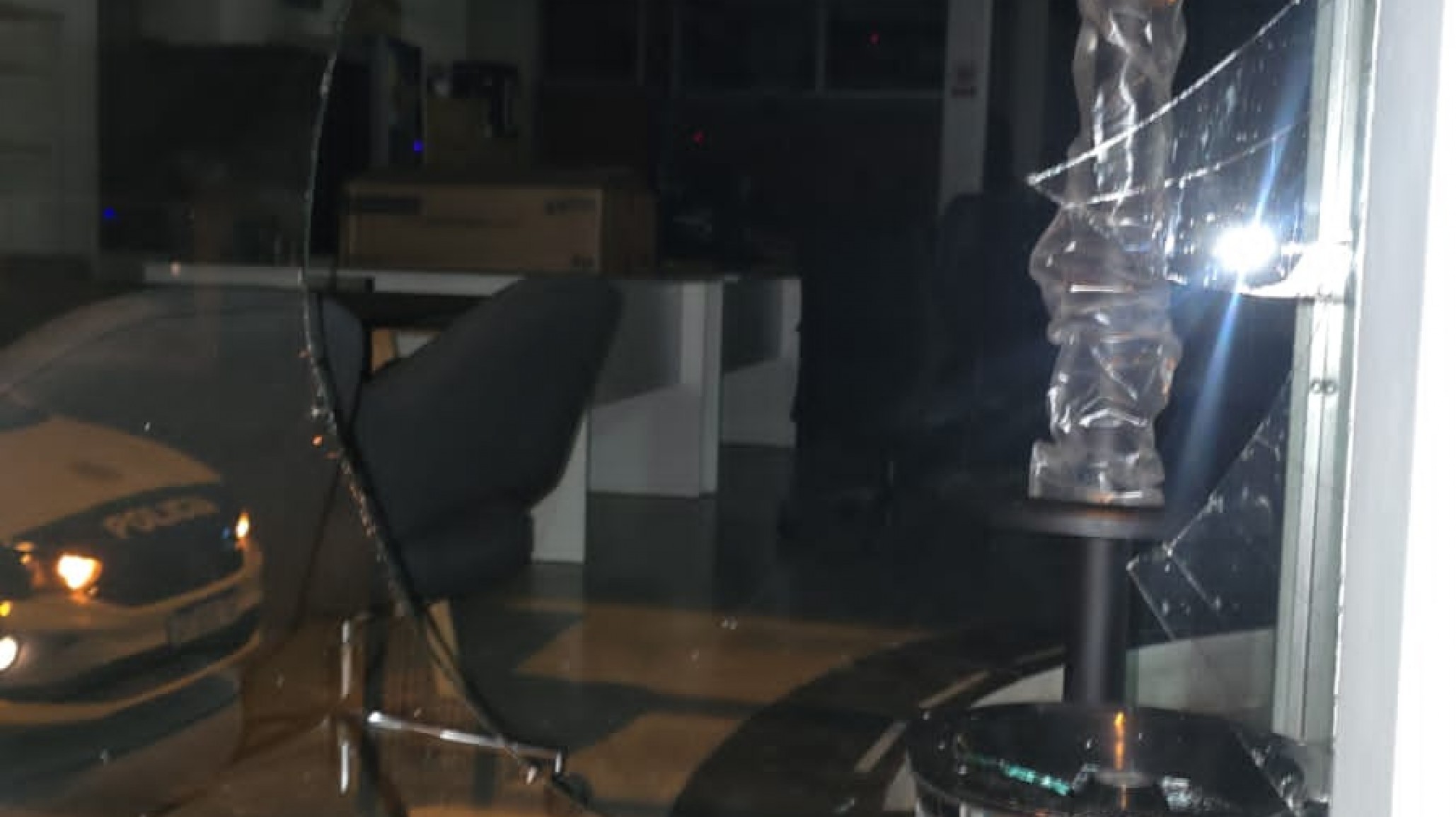 Destrozó un vidrio de un local comercial y fue detenido por la policía tras una persecución