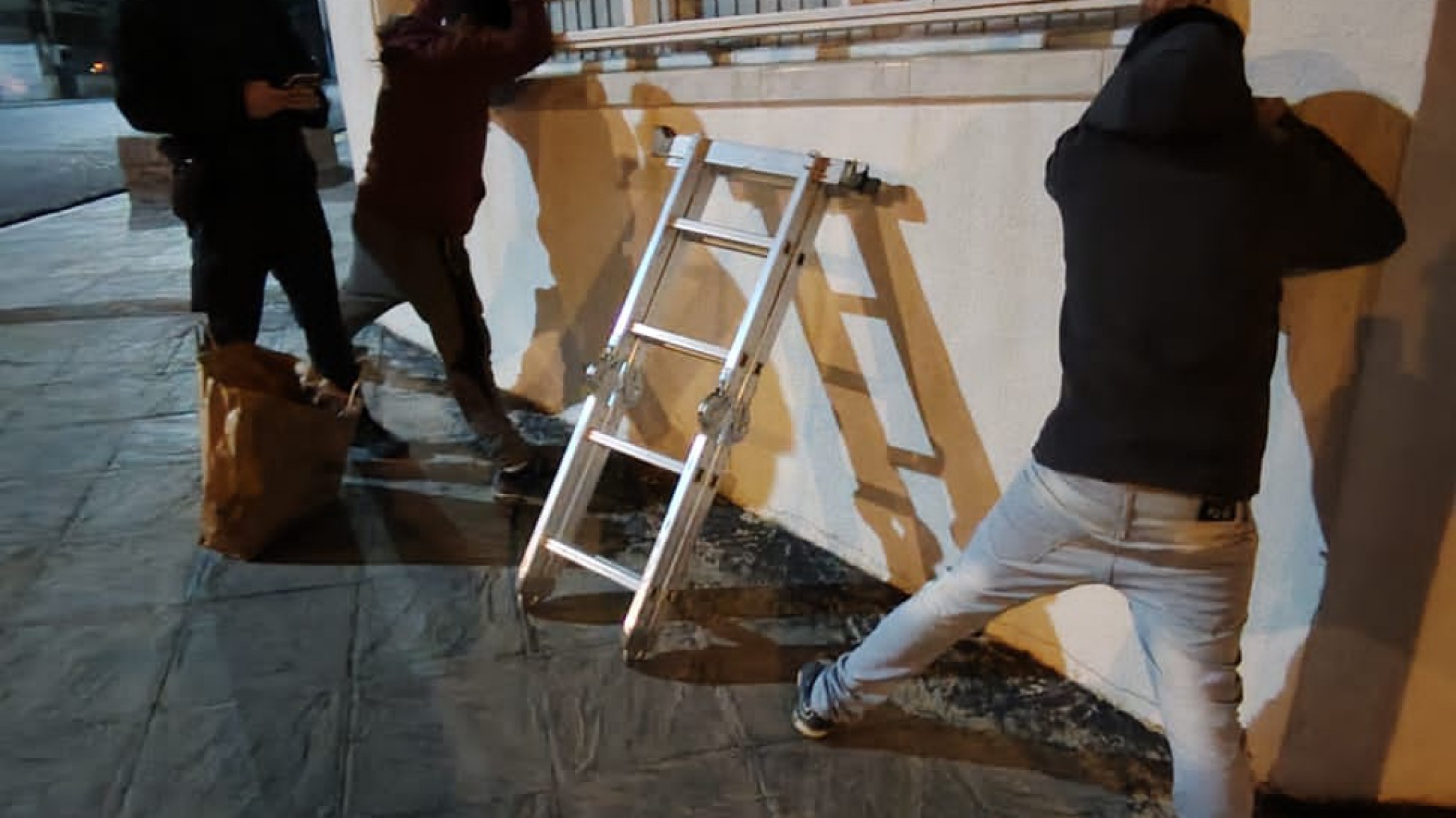 Dos hombres fueron detenidos tras intentar robar una escalera en un edificio céntrico