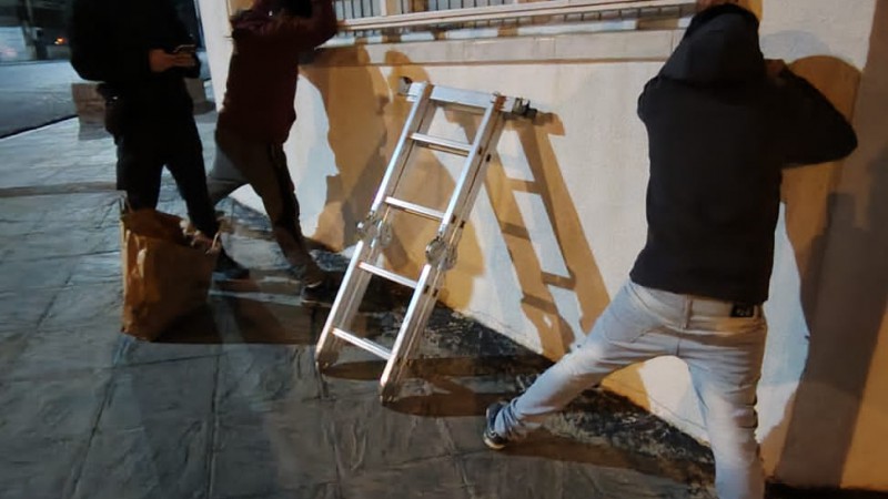 Dos hombres fueron detenidos tras intentar robar una escalera en un edificio céntrico