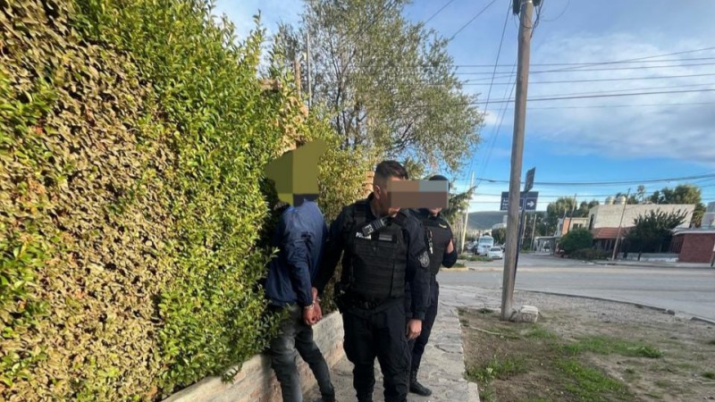 Intentó robar un celular con una navaja y terminó detenido