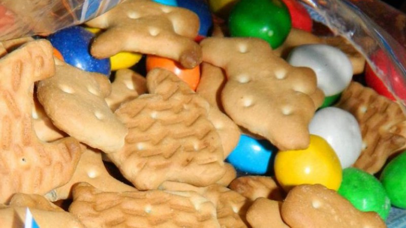 Un niño de 2 años comió galletitas con huevitos de colores y murió por asfixia