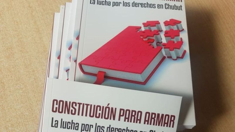 Hualpa presenta su libro "Constitución para armar" en Comodoro y desafía el lenguaje jurídico: "Hay mucho de ocultar en las palabras"