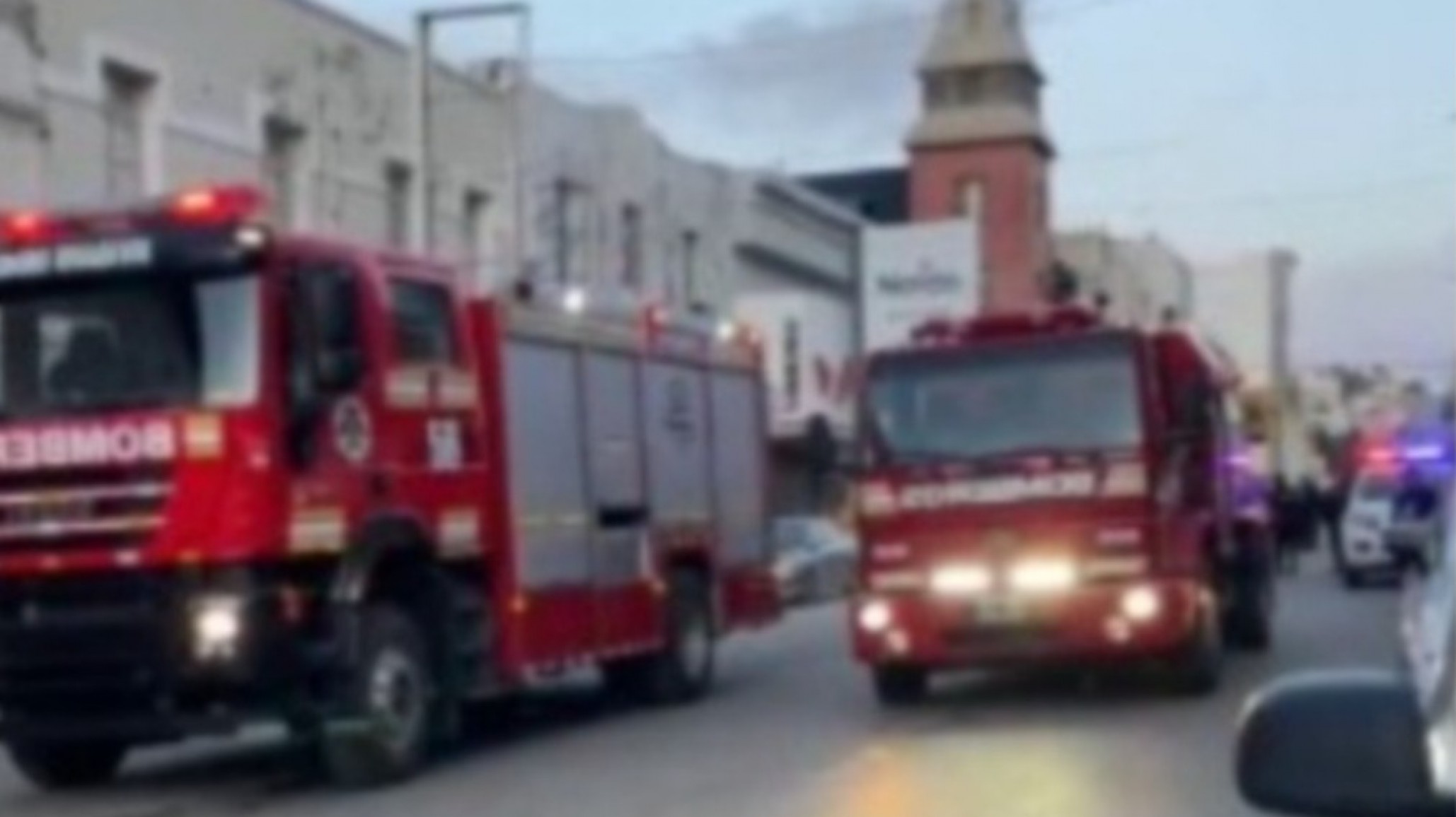 Principio de incendio en pleno centro: tres dotaciones de bomberos trabajan en San Martín al 400