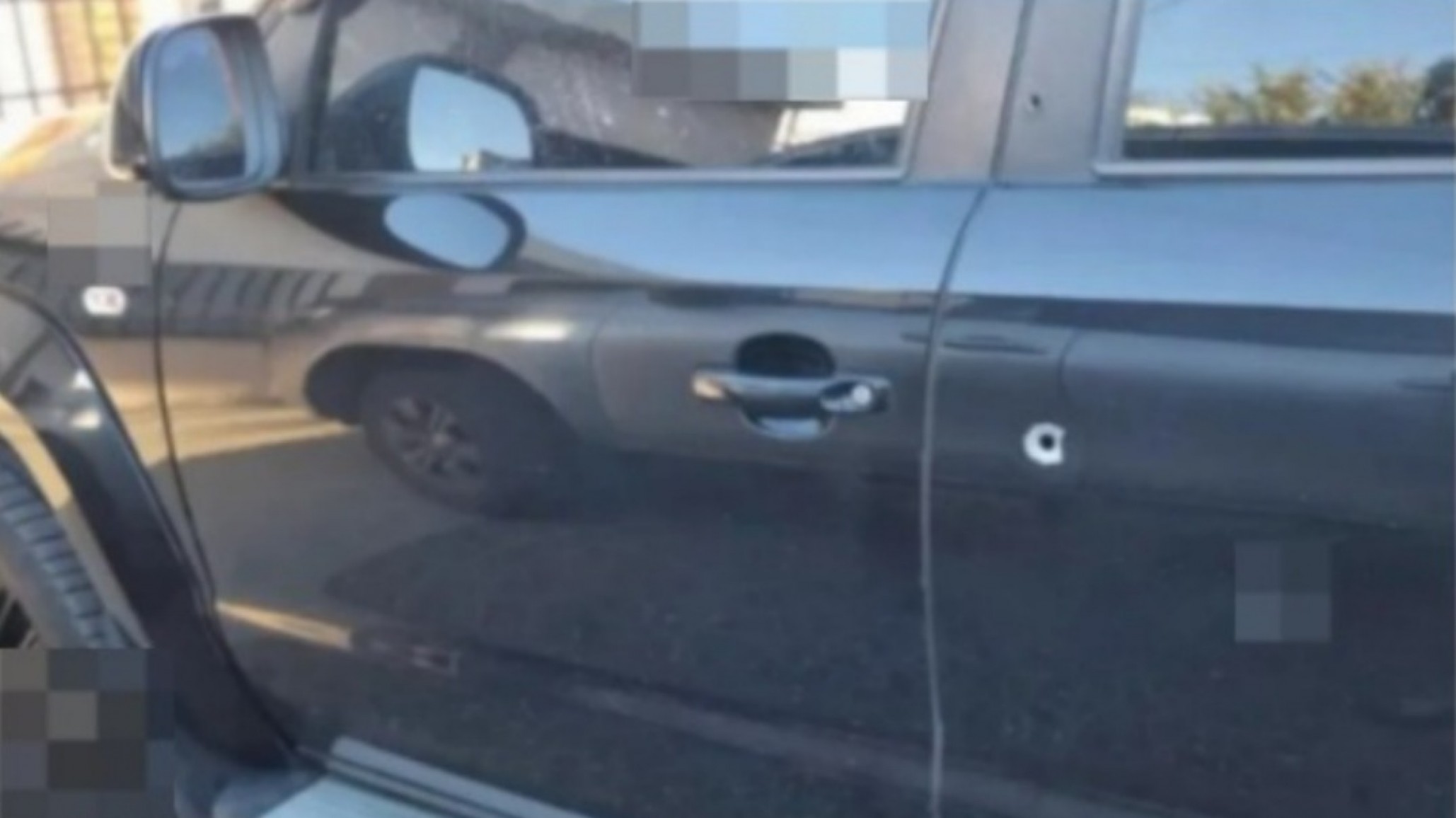 Un disparo perforó una camioneta en el Barrio Roca: Investigan el ataque