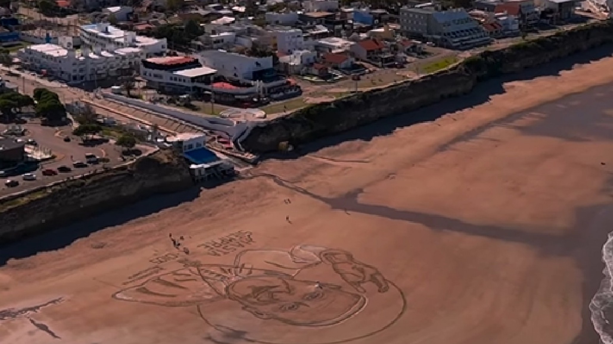 "Es lo efímero de la vida", dijo la artista sobre el dibujo del Papa en la playa de Las Grutas