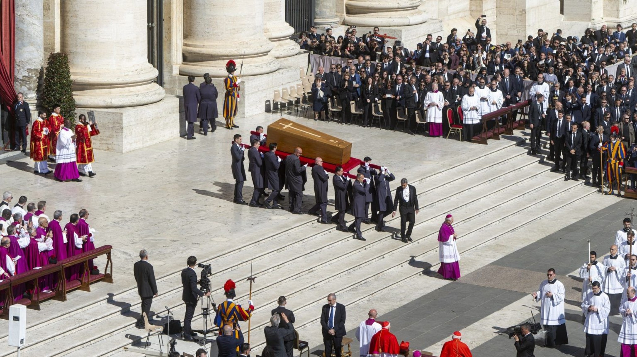 Comenzó el funeral: miles de fieles despiden al Papa Francisco en una Plaza San Pedro desbordada