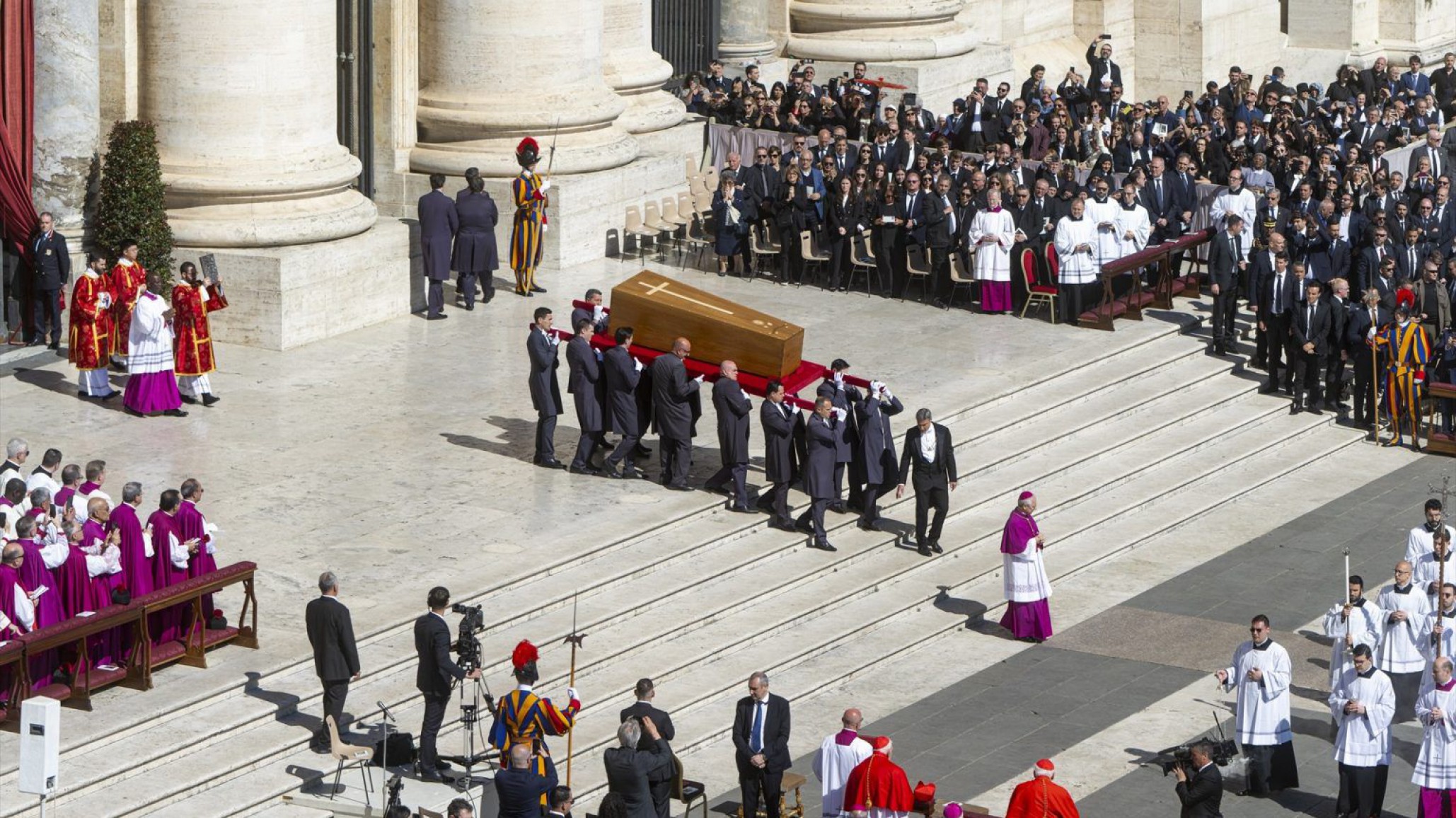 Comenzó el funeral: miles de fieles despiden al Papa Francisco en una Plaza San Pedro desbordada