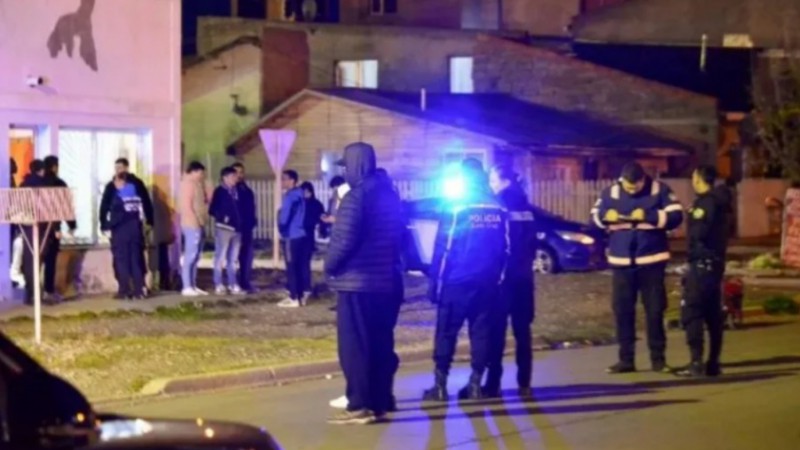 Hallaron a un hombre con herida de arma blanca en la vía pública