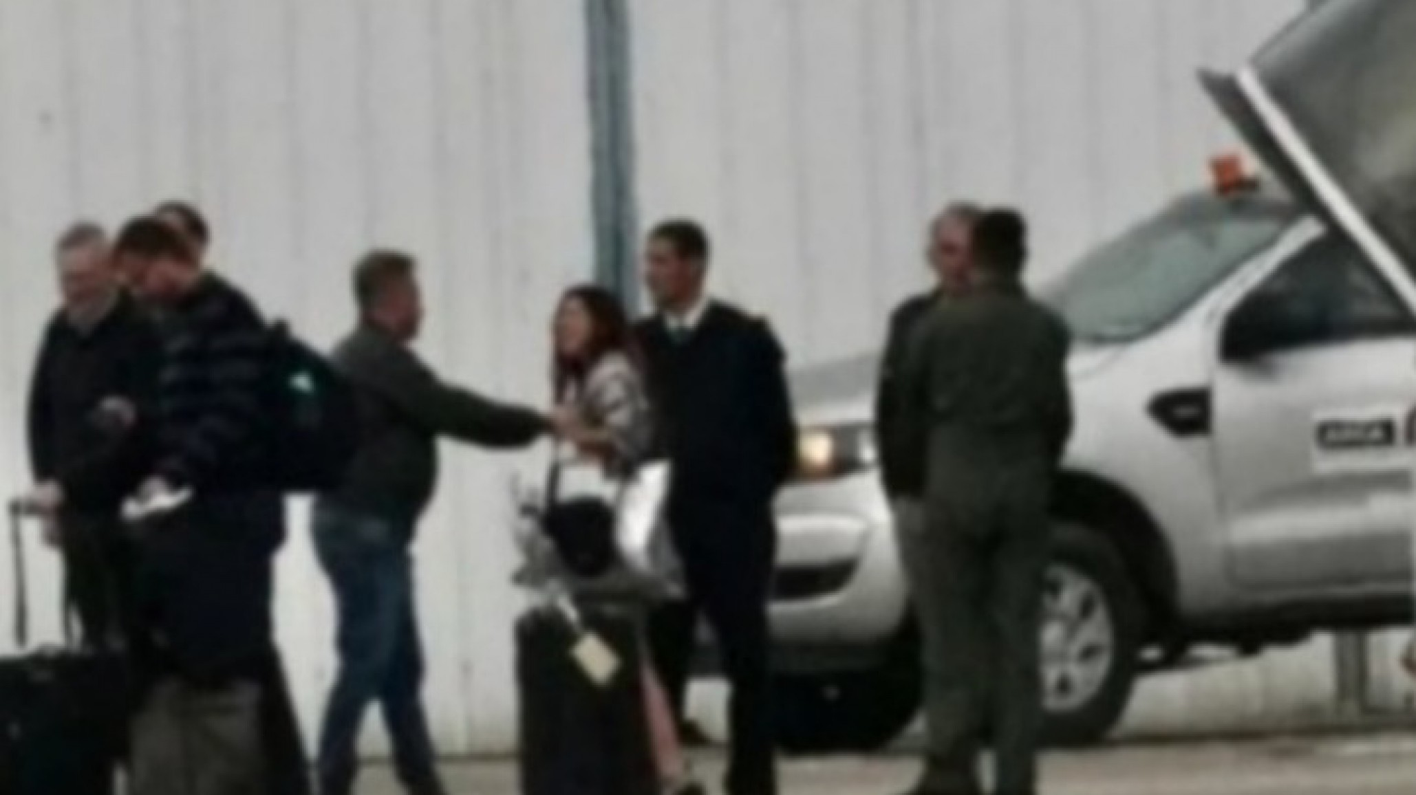 Polémica imagen en Aeroparque: Funcionarios de Milei y Macarena Jimena Rodríguez a la salida de Roma