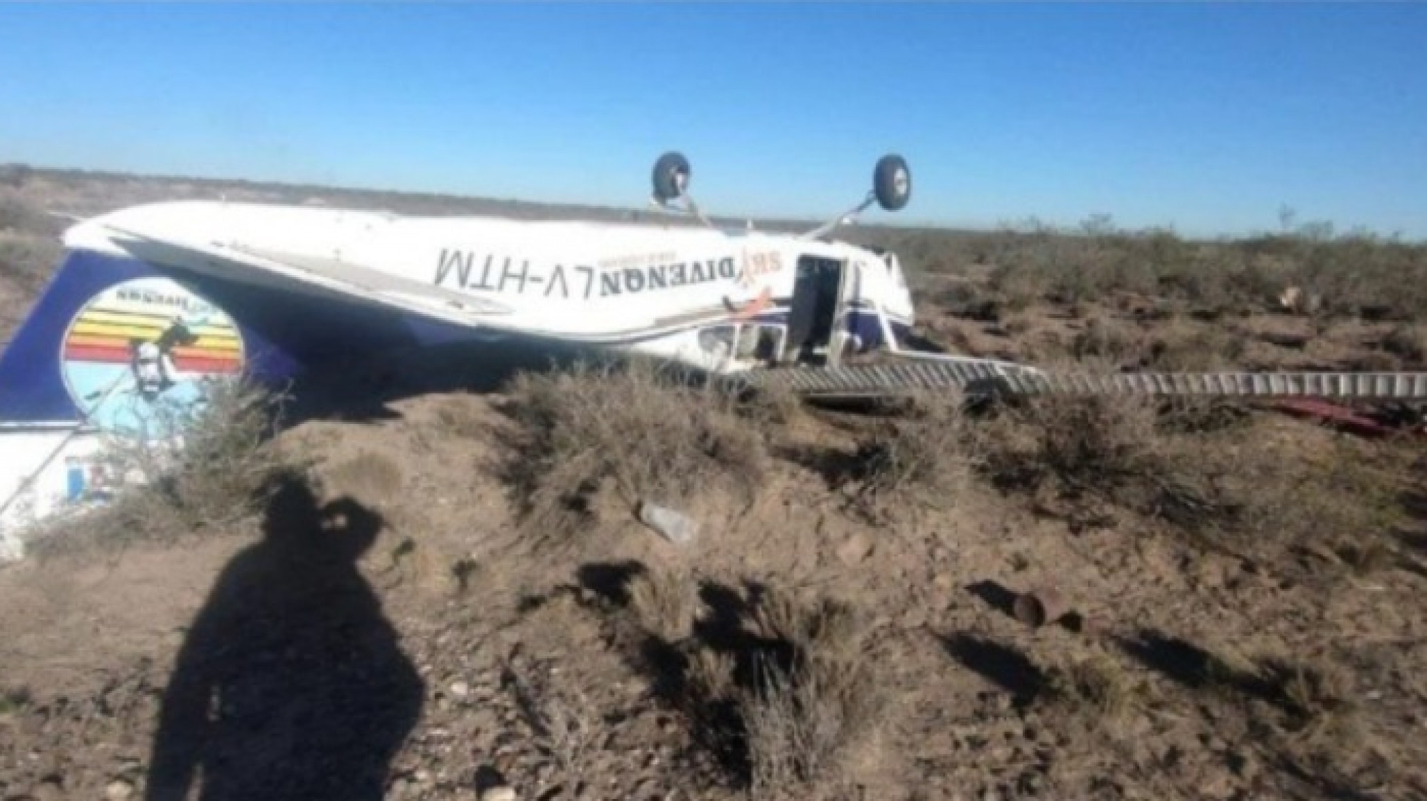 Tragedia en Allen: cayó un avión liviano y dejó un muerto y dos heridos